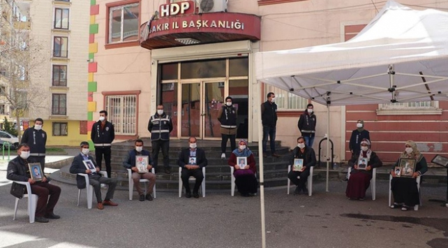 HDP önünde umutla evlatlarını bekliyorlar