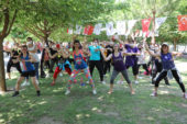 Bayraklı’da sosyal mesafeli ‘Zumba’