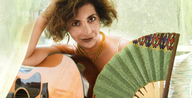Müge Emirgil evinin terasında klip çekti