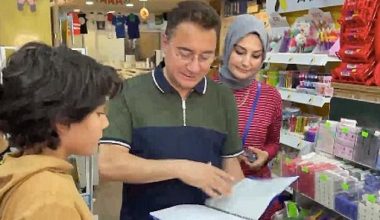 Ali Babacan ve Oğlu Kırtasiye Alışverişinde