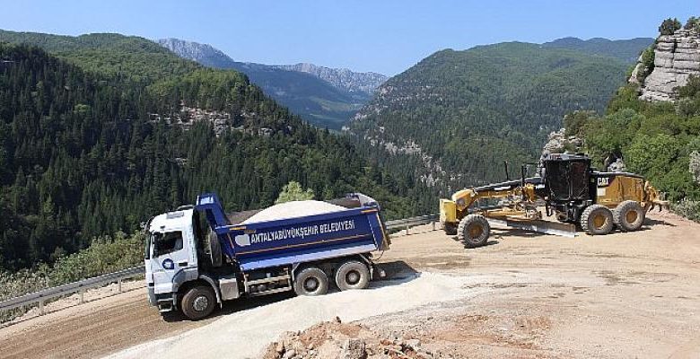 Antalya Büyükşehir’den Altınkaya Mahallesinde asfalt çalışması