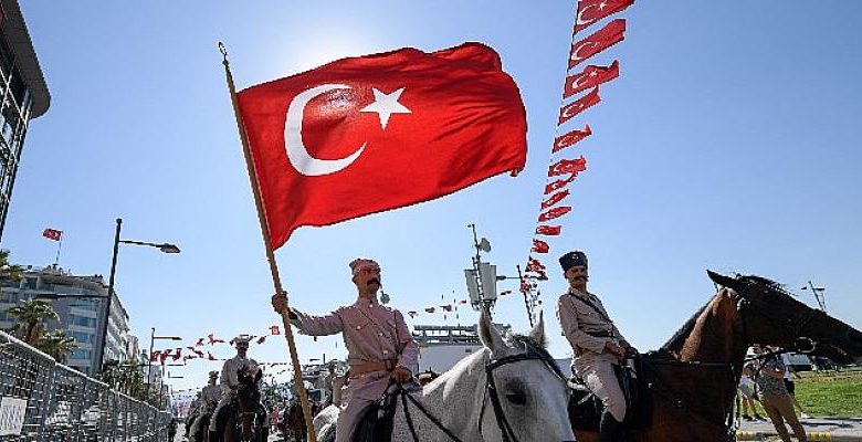 Kurtuluşun 100. yılında hava gösterileri nefes kesti