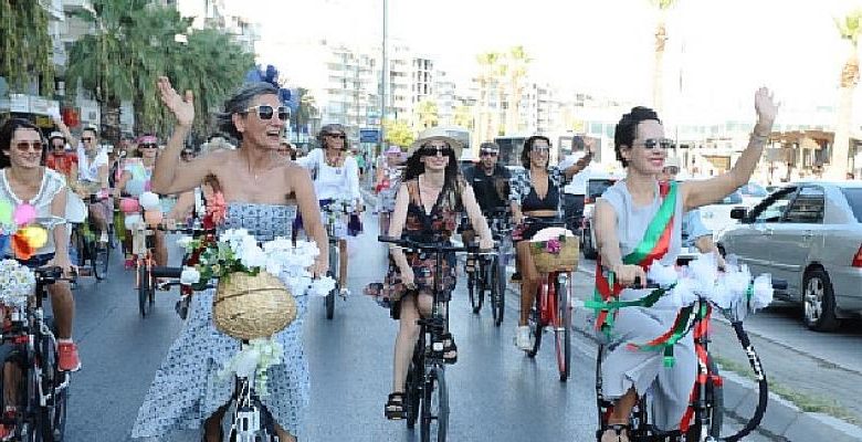 Süslü Kadınlar Karşıyaka’da Pedalladı