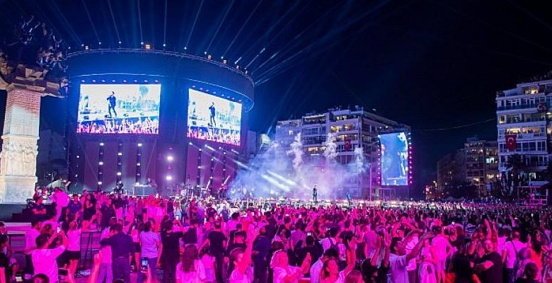 Tarkan’la İzmir’in kurtuluşunun 100. yılında tarihe geçen kutlama yapıldı