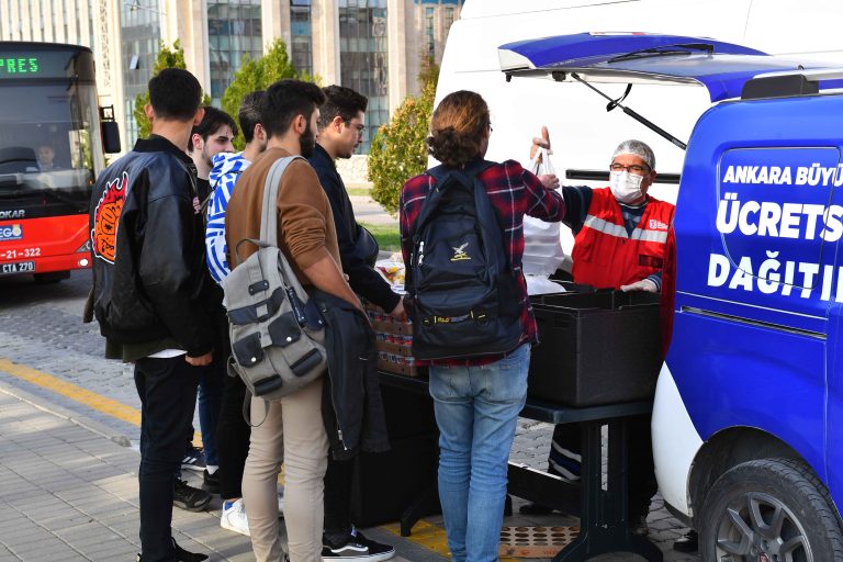 ABB’den üniversite öğrencilerine sıcak yemek ikramı