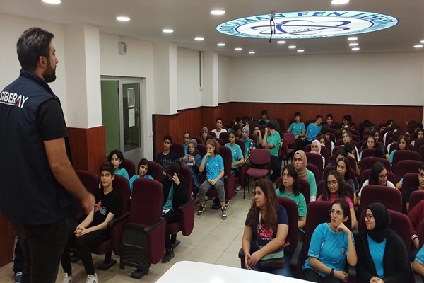 Adıyaman’da “Bilinçli İnternet Kullanımı ve Siber Zorbalık” semineri