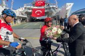 Başkan Soyer, 350 bininci bisikletli yolcuya plaket ve çiçek verdi