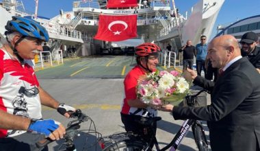 Başkan Soyer, 350 bininci bisikletli yolcuya plaket ve çiçek verdi