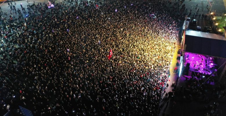 Cengiz Kurtoğlu, Rize’de sahne aldı