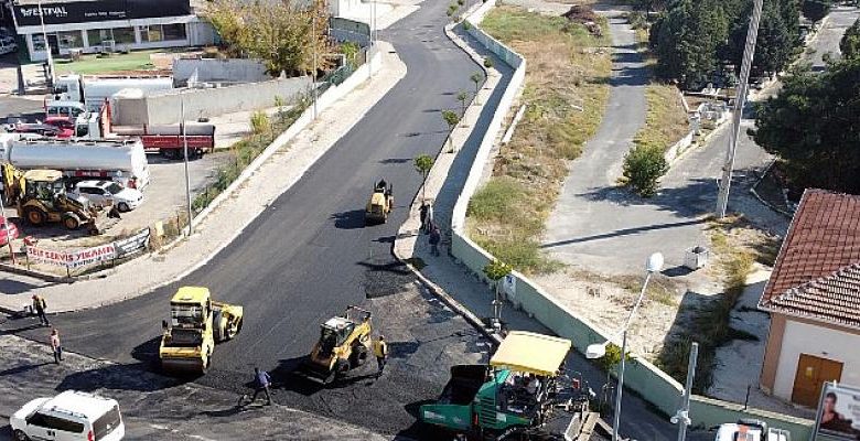 Çorlu Belediyesi Fen İşleri Müdürlüğüne bağlı ekipler, Çorlu’nun farklı noktalarında asfalt serim çalışmalarını sürdürüyor.