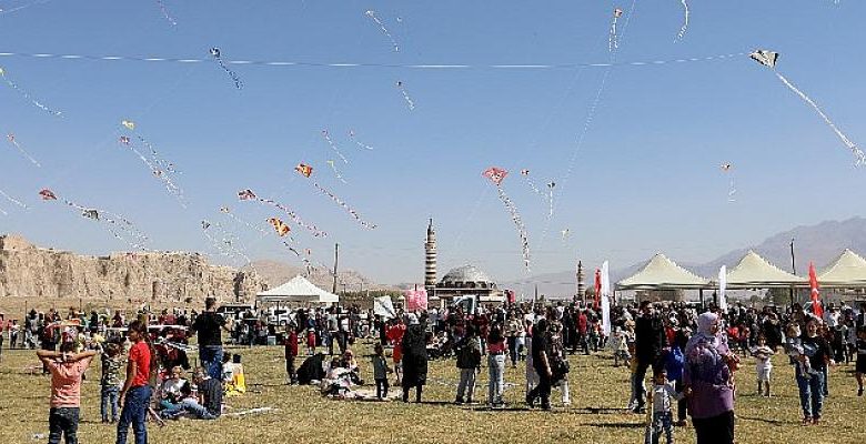 Dünya Çocuk Gününde uçurtma şenliği düzenlendi