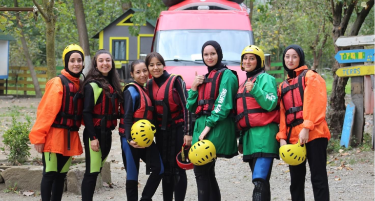 Esenler’den gençlere Melen Çayı’nda rafting etkinliği