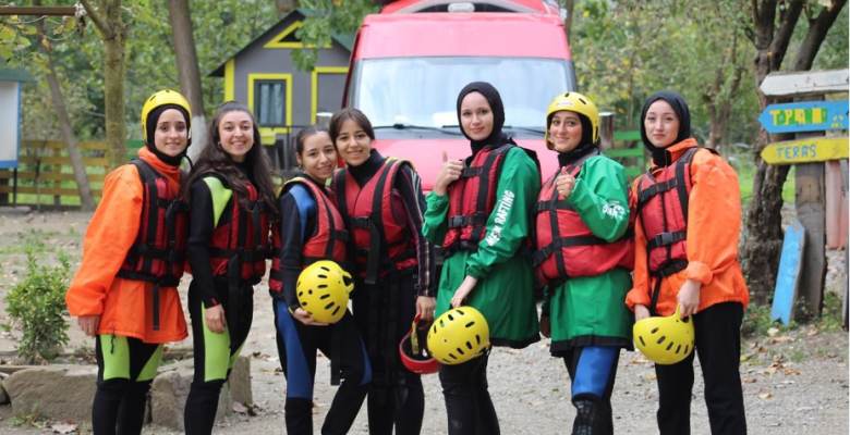Esenler’den gençlere Melen Çayı’nda rafting etkinliği
