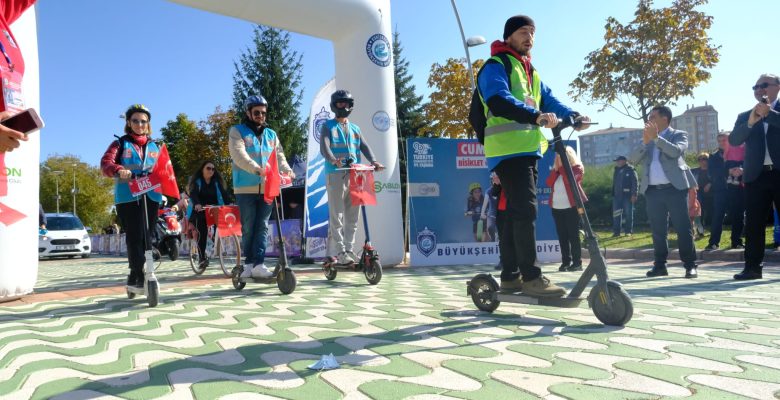 Eskişehir’de “Cumhuriyet Bisiklet ve Scooter Turu” düzenlendi