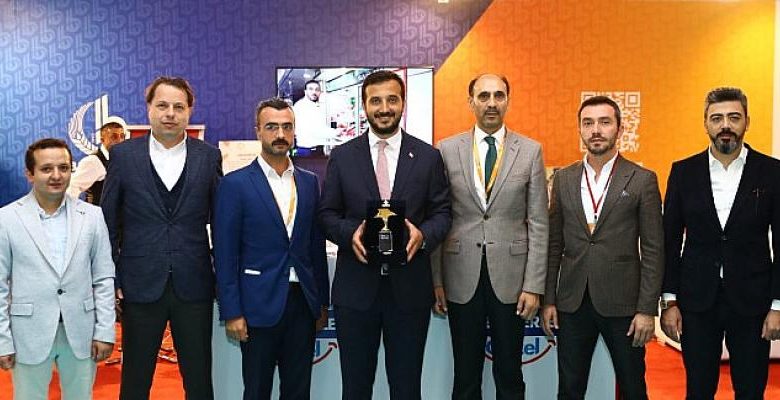 Gençlik ödülü Başkan Özdemir’e verildi