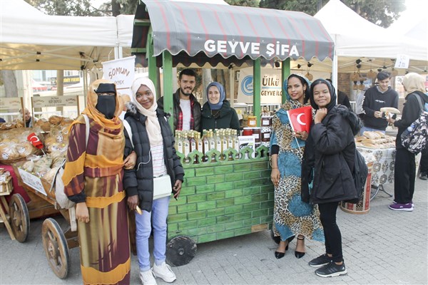 Geyve Ayva Festivali’ne 53 ülkeden renk kattılar
