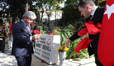 Hatay’da şehit kabirlerine karanfil bırakıldı