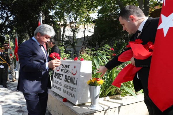 Hatay’da şehit kabirlerine karanfil bırakıldı