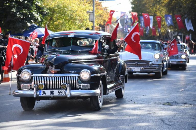 Kadıköy’de Büyük Cumhuriyet Yürüyüşü Öncesi Renkli Görüntüler