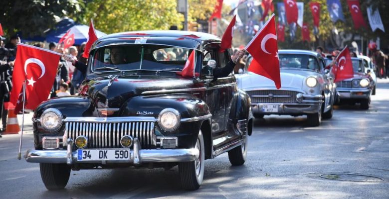 Kadıköy’de Büyük Cumhuriyet Yürüyüşü Öncesi Renkli Görüntüler