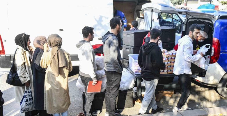 ABB’nin öğrencilere sıcak yemek ikramı 5 noktada devam ediyor
