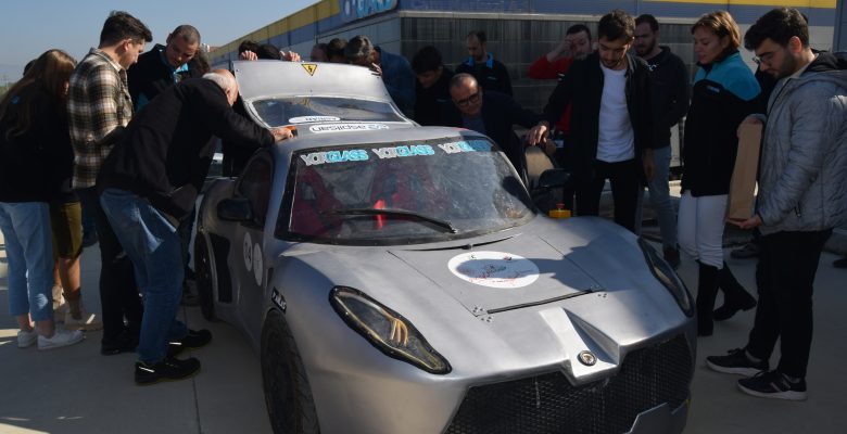 Ayvaz’ın elektrikli otomobili Yorglass’ın Bolu fabrikasında sergilendi