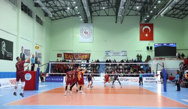 Başkan Büyükkılıç, Develi Belediyespor takımına tribünden izleyerek destek verdi