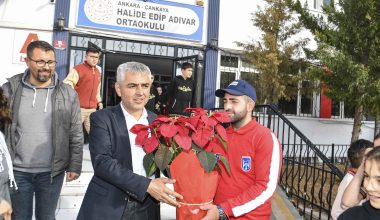 Başkent’te Atatürk çiçeği ile Öğretmenler Günü kutlaması