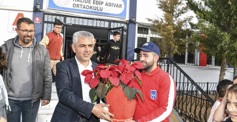 Başkent’te Atatürk çiçeği ile Öğretmenler Günü kutlaması