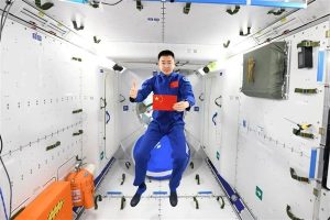 Chen Dong, yörüngedeki faaliyet süresi 200 günü aşan ilk Çinli astronot oldu