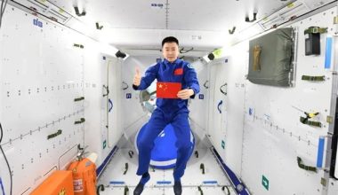 Chen Dong, yörüngedeki faaliyet süresi 200 günü aşan ilk Çinli astronot oldu