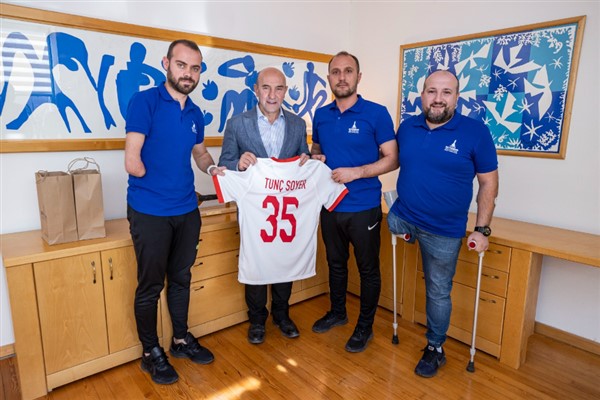 Dünya şampiyonu Ampute Milli Takımı’nın kalecisi Erdi Arslan İzmir’in gururu oldu