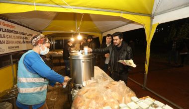 Gaziantep Büyükşehir, sınav döneminde üniversite öğrencilerine yemek ikram etti