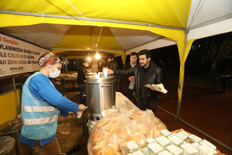 Gaziantep Büyükşehir, sınav döneminde üniversite öğrencilerine yemek ikram etti