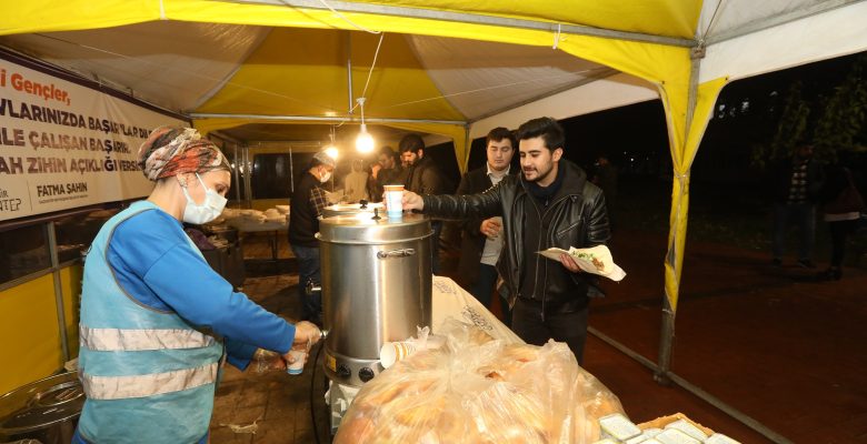 Gaziantep Büyükşehir, sınav döneminde üniversite öğrencilerine yemek ikram etti