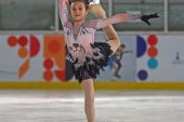 Minik buz pateni sporcusu Doğa annesinin yolunda