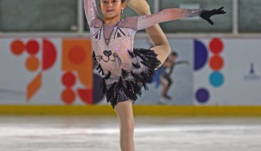 Minik buz pateni sporcusu Doğa annesinin yolunda