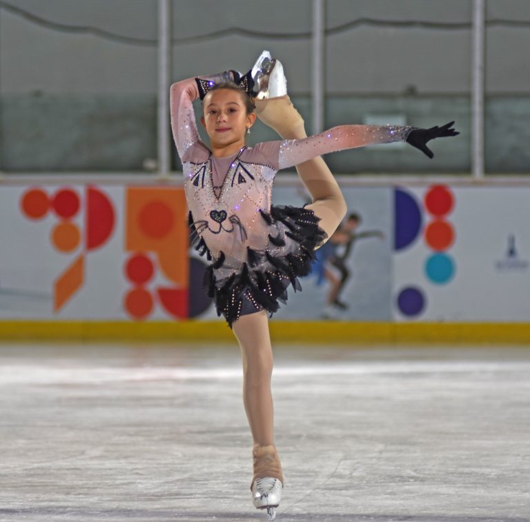 Minik buz pateni sporcusu Doğa annesinin yolunda