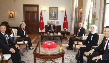Vali Doğan, İl Milli Eğitim Müdürü Büyük’ü ve öğretmenleri makamında ağırladı Vali Doğan, İl Milli Eğitim Müdürü Büyük’ü ve öğretmenleri makamında ağırladı