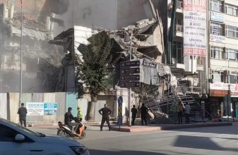 Yıkım çalışmasında molozlar yola devrildi