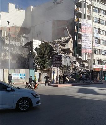 Yıkım çalışmasında molozlar yola devrildi