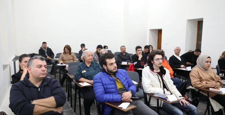Çetin, Diyarbakır’da ‘E-Ticaret ve Sosyal Medya Eğitimi’ verdi