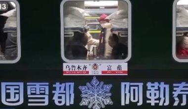 Xinjiang demir yolu buz ve kar turizmi için özel tren seferi düzenliyor