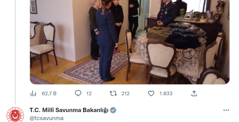 Hatice teyze, askerlere bere ve boyunluk hediye etti