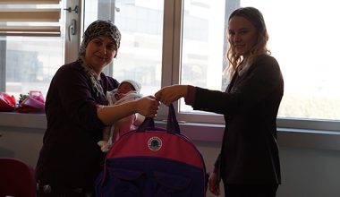 Tuzla’da 2023 yılının ilk anne ve bebeklerine Başkan Yazıcı’dan hediye