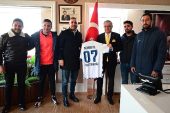 Başkan Topaloğlu’na forma hediyesi