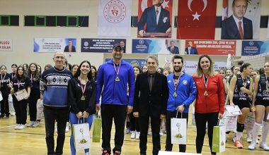 Burhaniye Belediyesi 100. Yıl Cumhuriyet Voleybol Turnuvasının Ödül Töreni Yapıldı