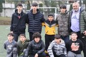 Depremzede çocuklar futbol oynayarak moral depoluyor