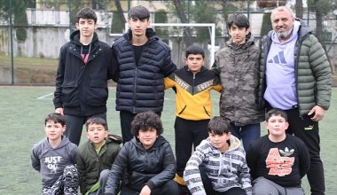 Depremzede çocuklar futbol oynayarak moral depoluyor