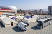 İzmir Büyükşehir Belediyesi Hatay'da mobil ameliyathaneli sahra hastanesi kurdu